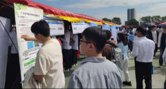 每家企业现场领受简历均超10